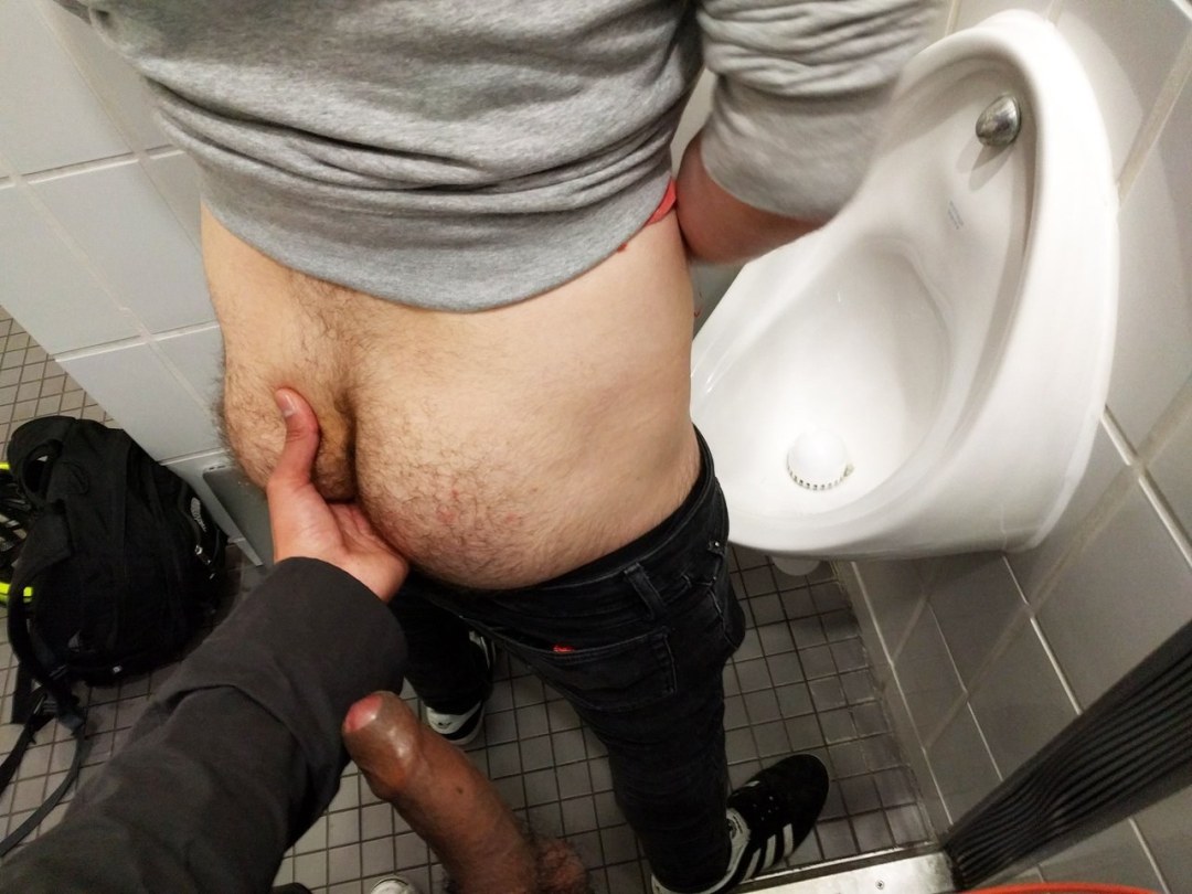 El tipo persigue en el baño público