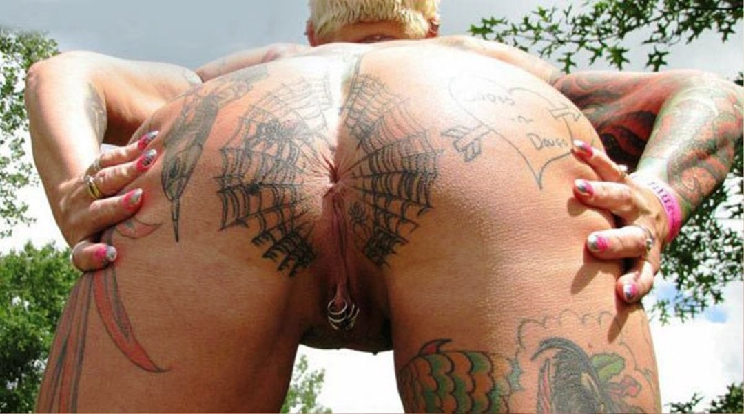 Actriz porno con tatuaje en el ano