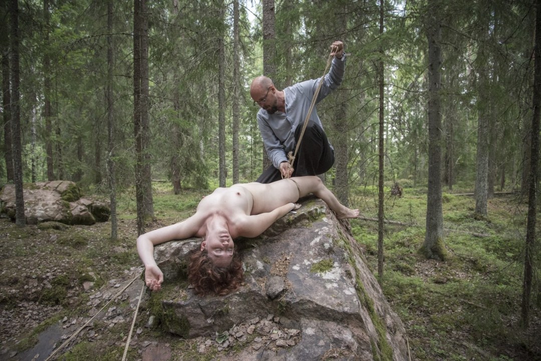Chicas desnudas relacionadas en el bosque