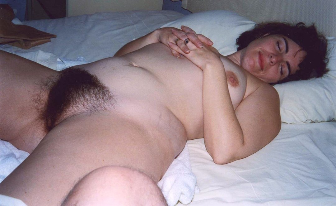 Duermen las mujeres peludas desnudas