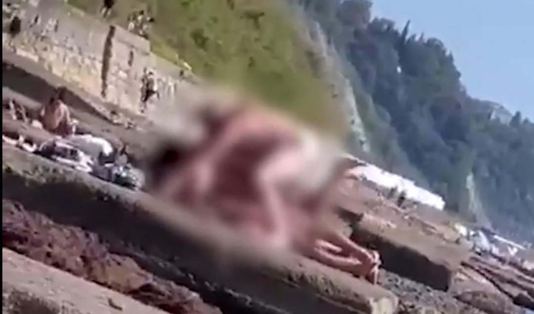 Un grupo de turistas en la playa en Tuapse