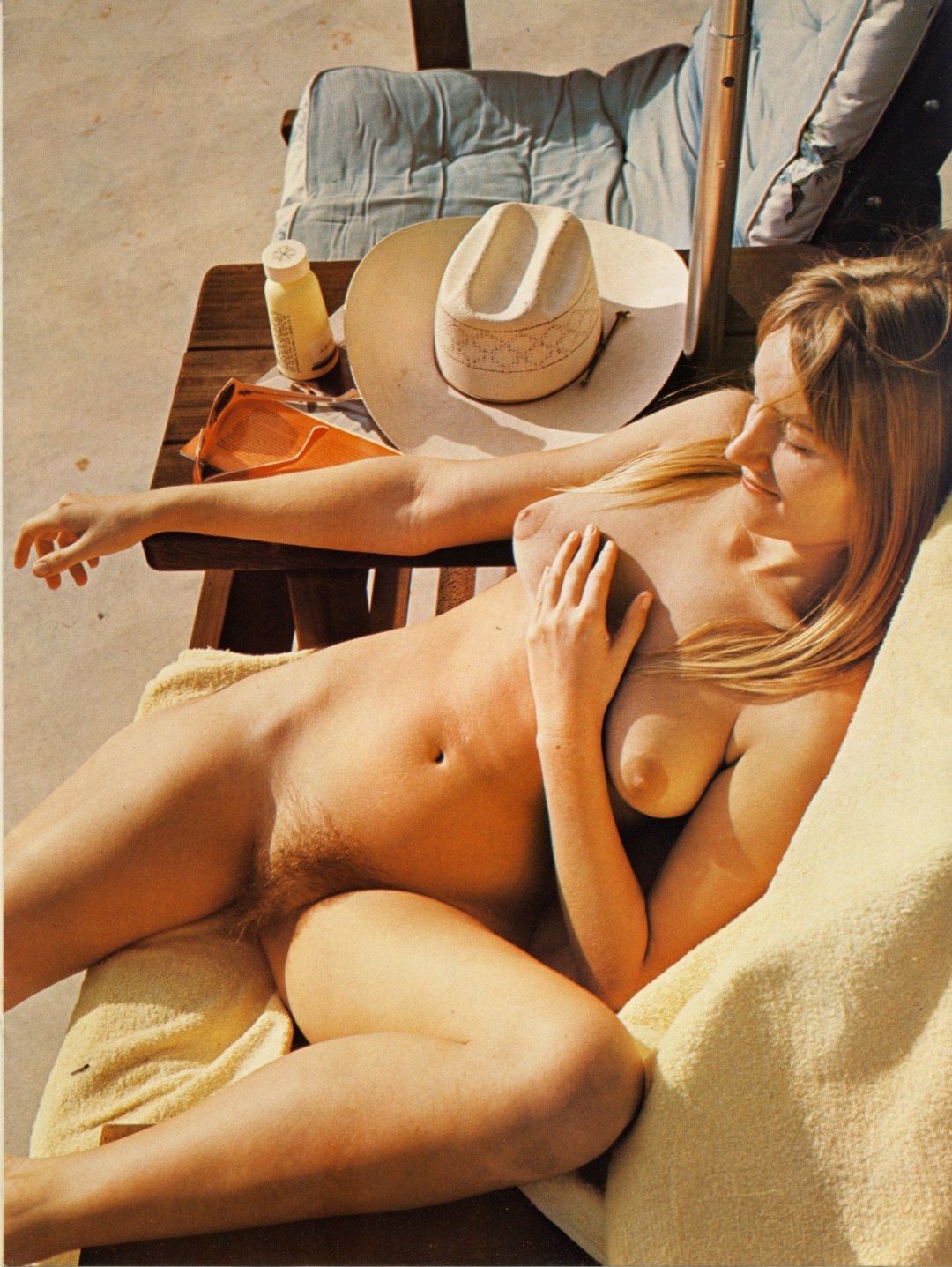 Chicas desnudas en la playa retro