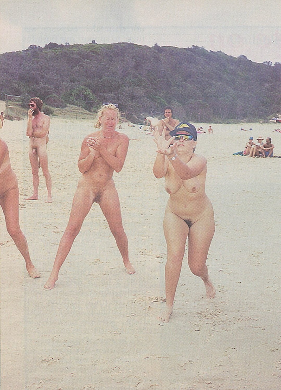 Mujeres desnudas en la playa retro