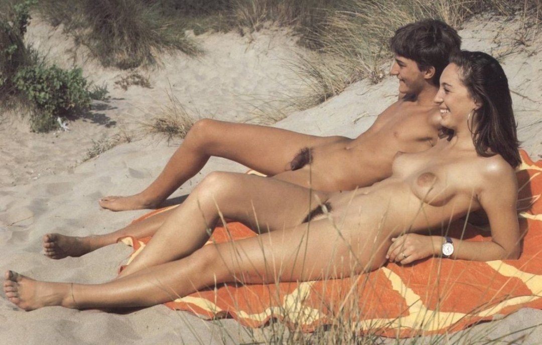 Jóvenes desnudos en la playa retro