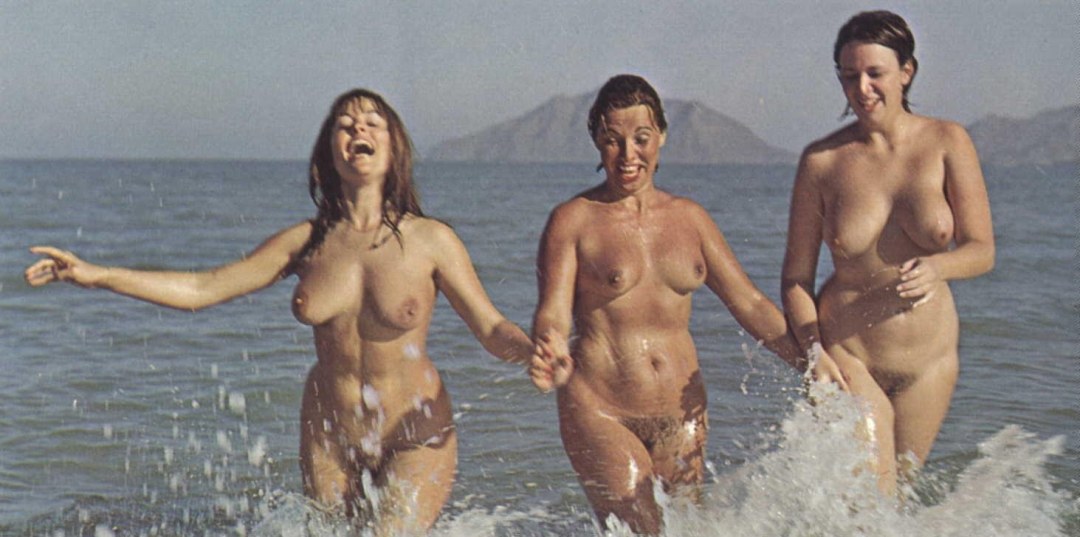 Mujeres desnudas en la playa retro