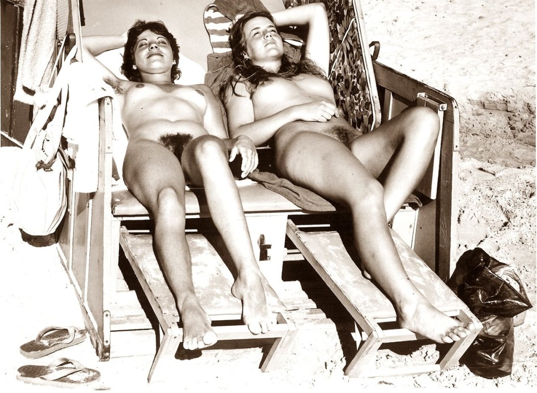 Mujeres desnudas en la playa retro