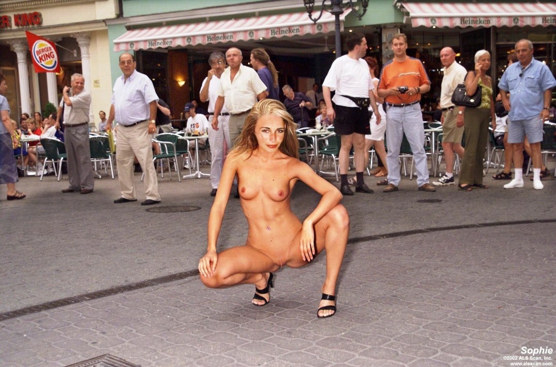 Belleza desnuda en público