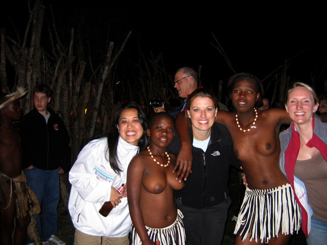 Mujer blanca desnuda en África