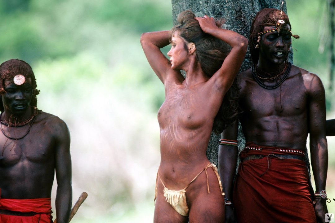 Mujer blanca en la tribu africana