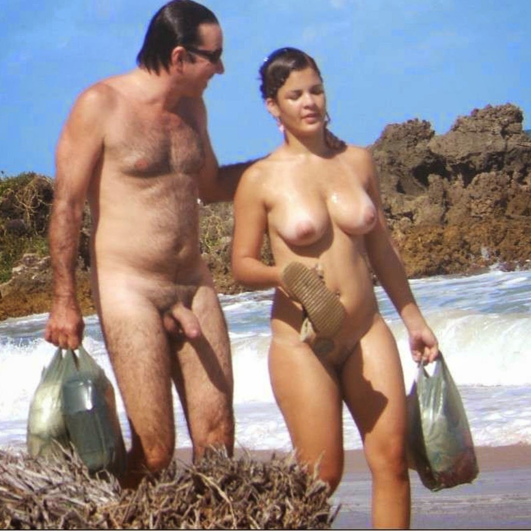 Parejas desnudas en la playa