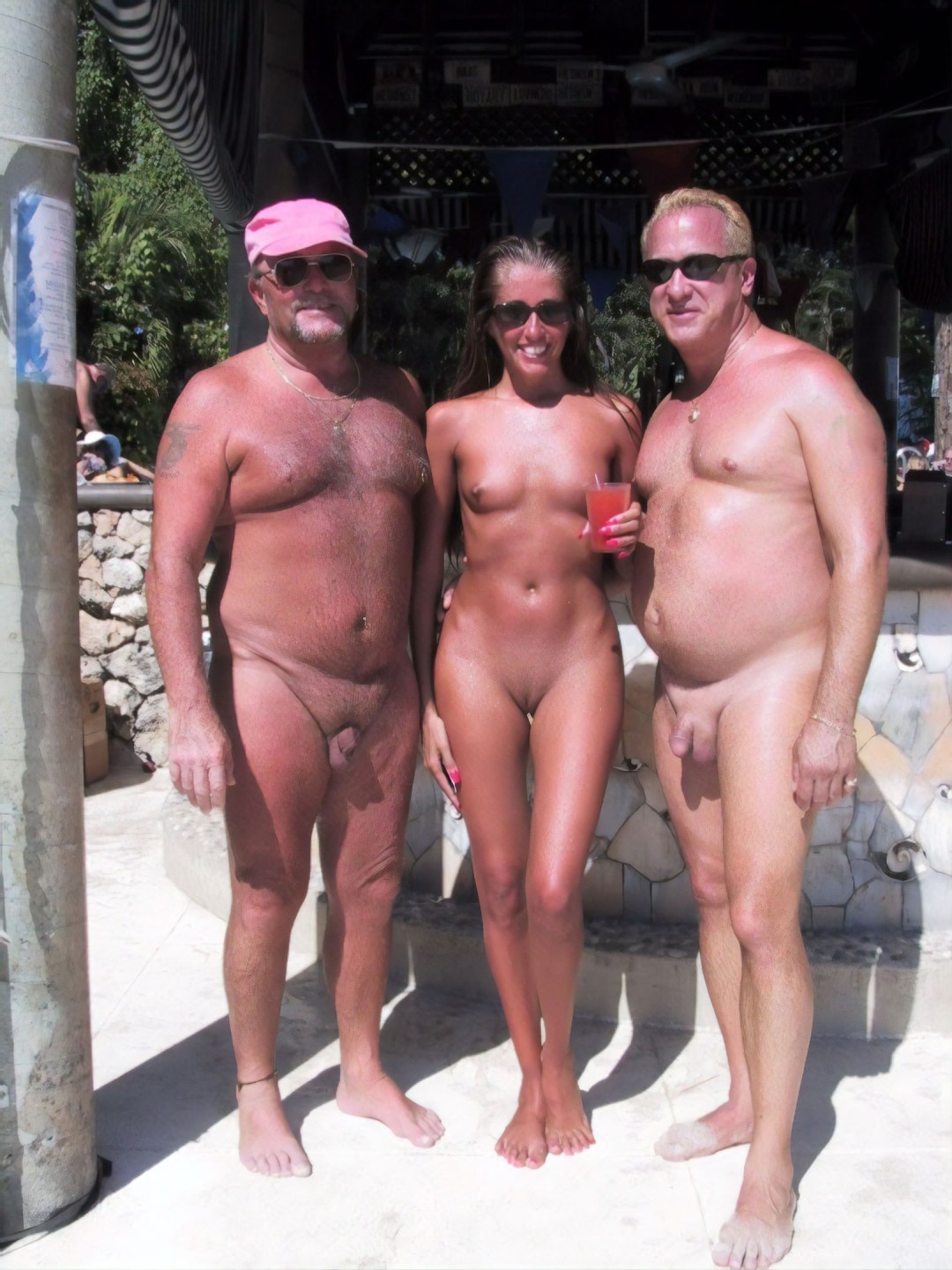 Parejas de ancianos desnudos en la playa