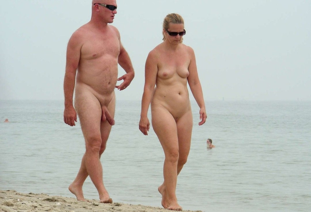 Hombres y mujeres desnudos en la playa