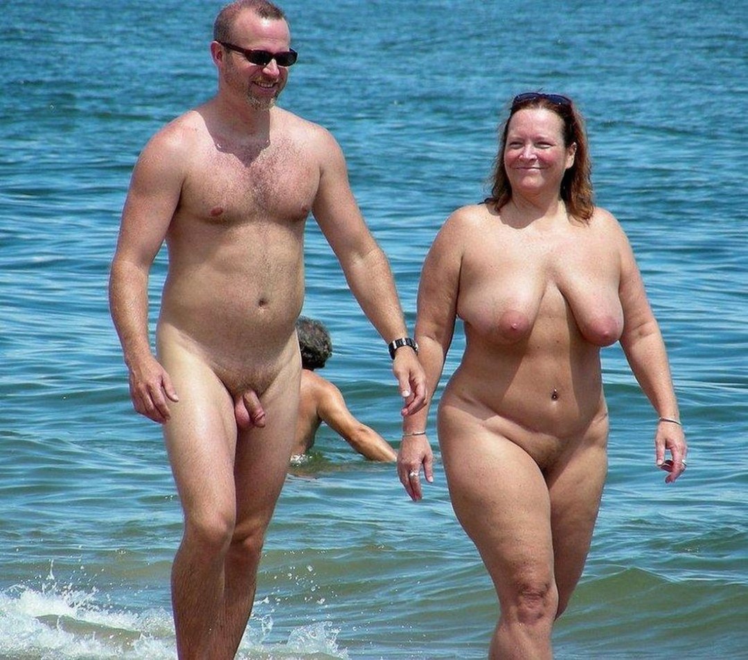 Parejas desnudas en la playa