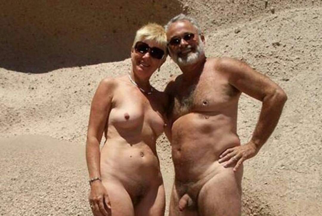 Parejas casadas maduras desnudas en la playa