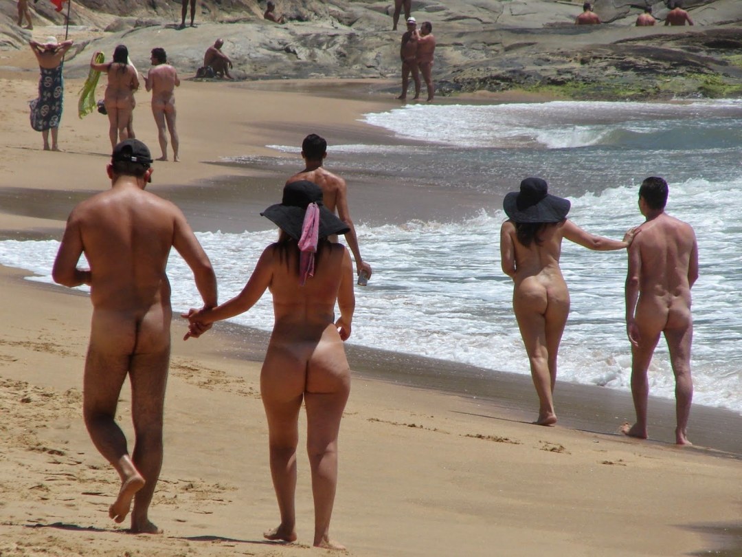 Nudistas brasileños en la playa