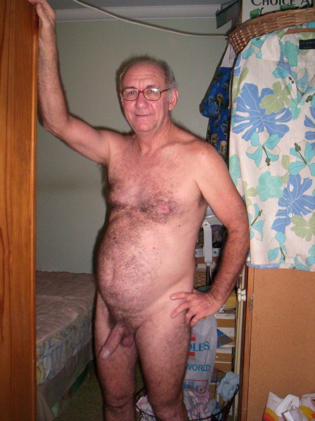 Viejo desnudo con grande