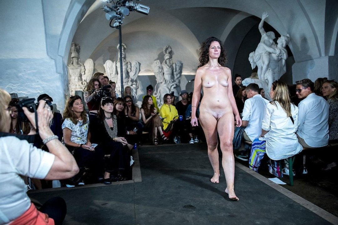 Modelos de moda desnudos en la pasarela