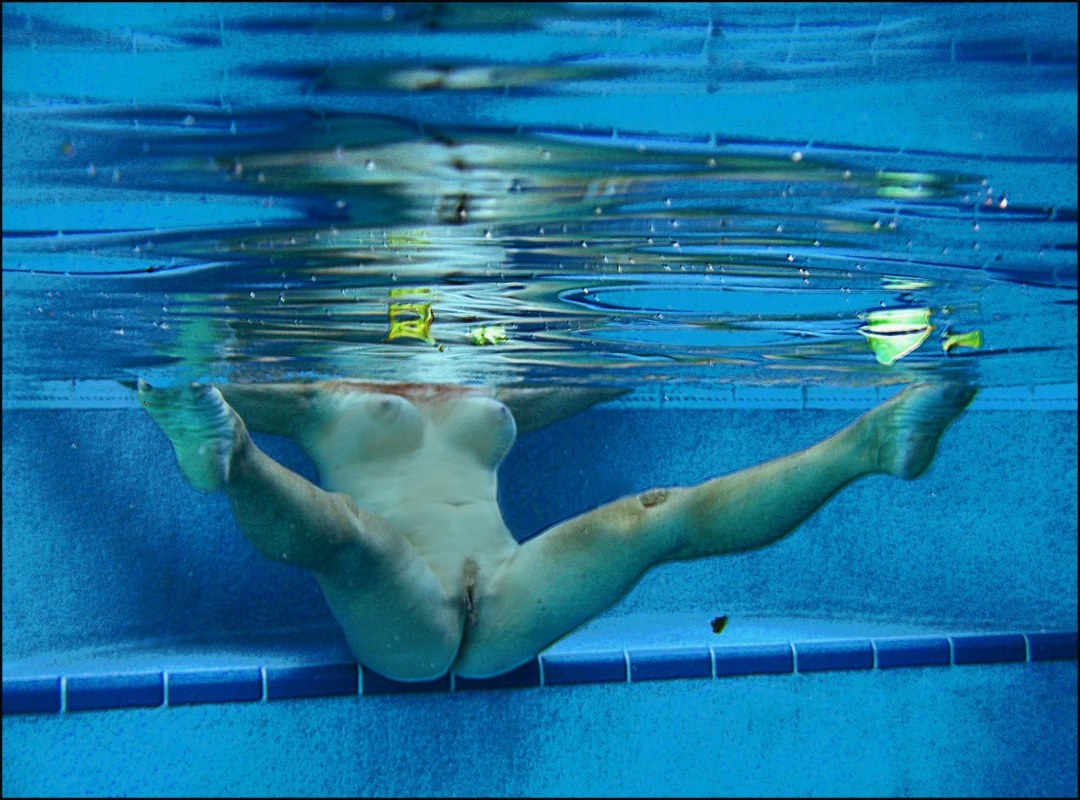 Sincronizadores desnudos en la piscina