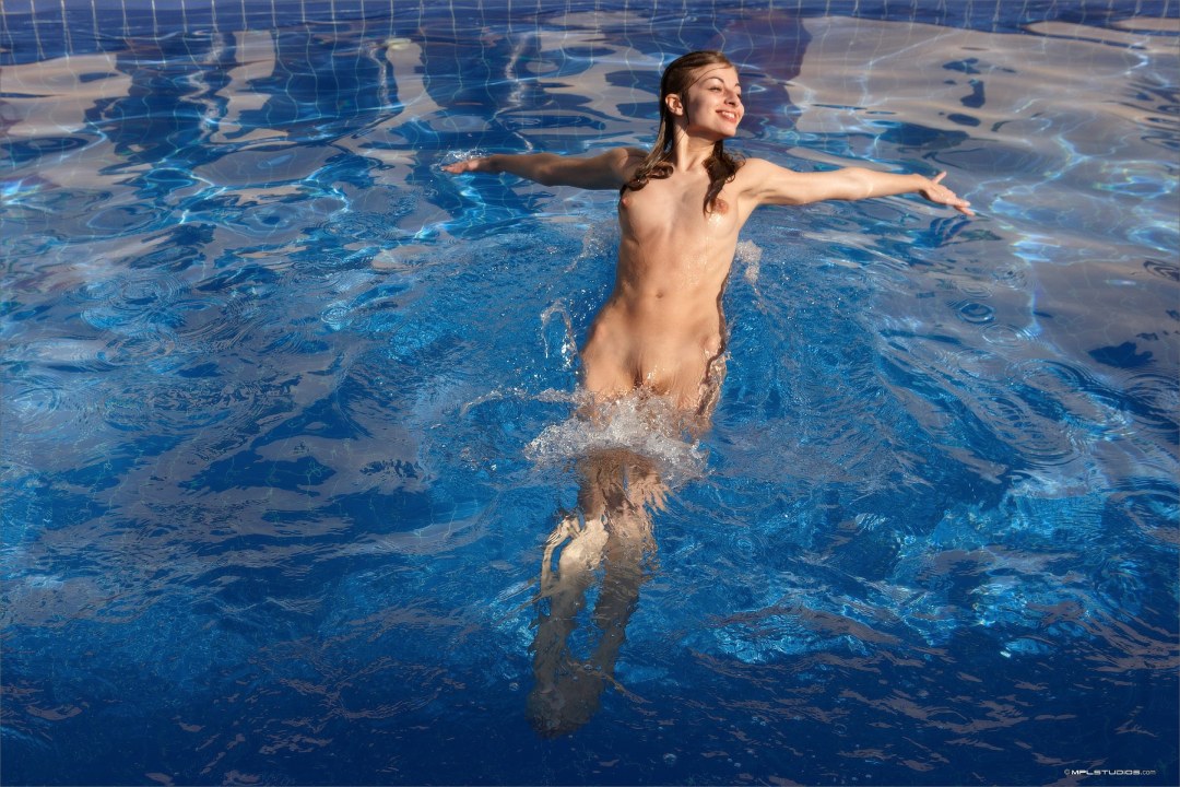 Clases en la piscina desnuda