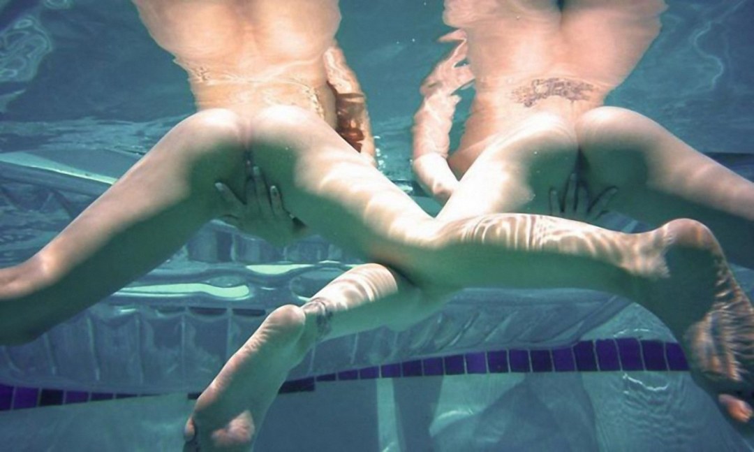 Chicas en la piscina desnuda