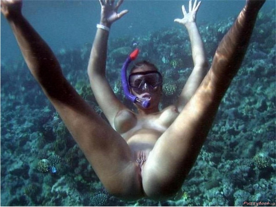 Submarino nadando una mujer desnuda