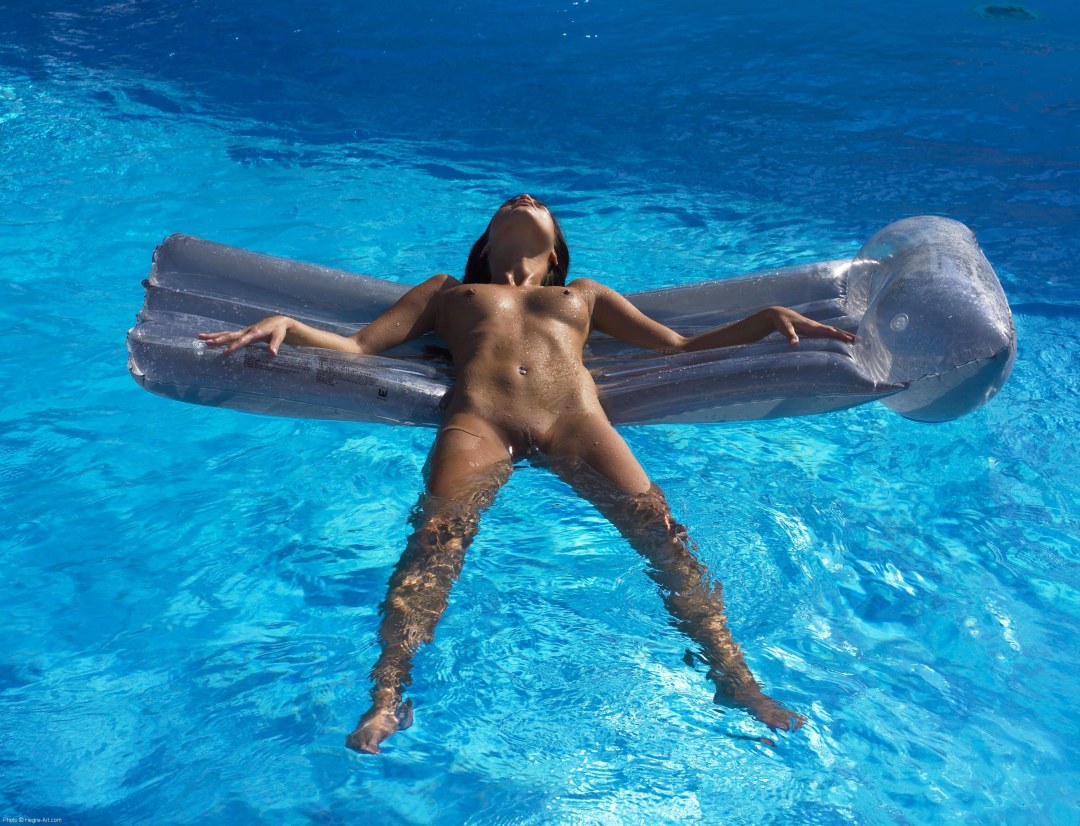 Las chicas nadan desnudas