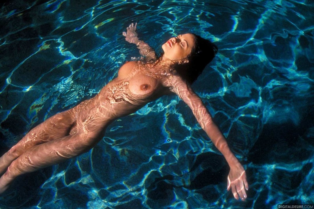 Veronika Zemanova en la piscina desnuda