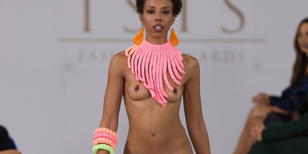Desfile de moda en París desnudo