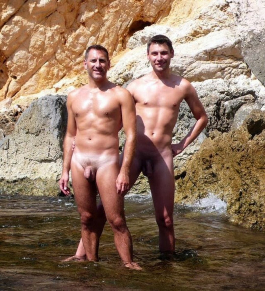 Chicos rusos desnudos en la playa