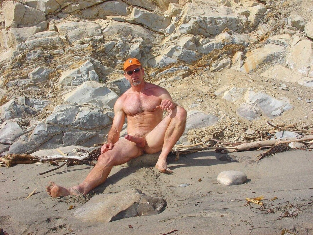 Hombres rusos desnudos en la playa