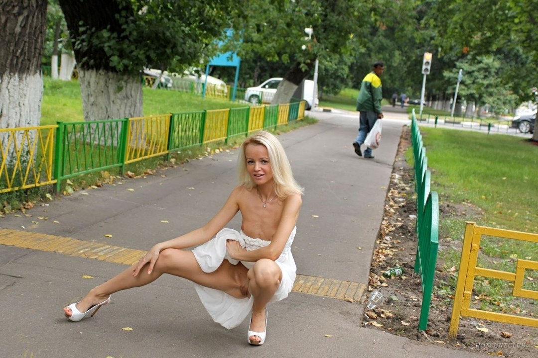 Las chicas caminan sin bragas