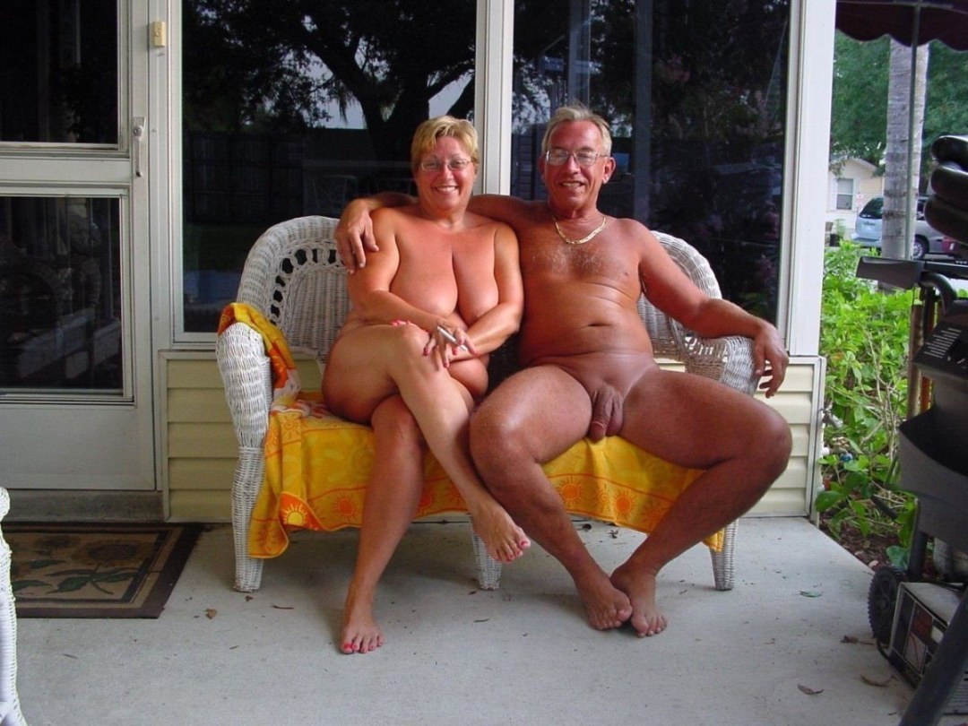 Nudistas maduros con hombres