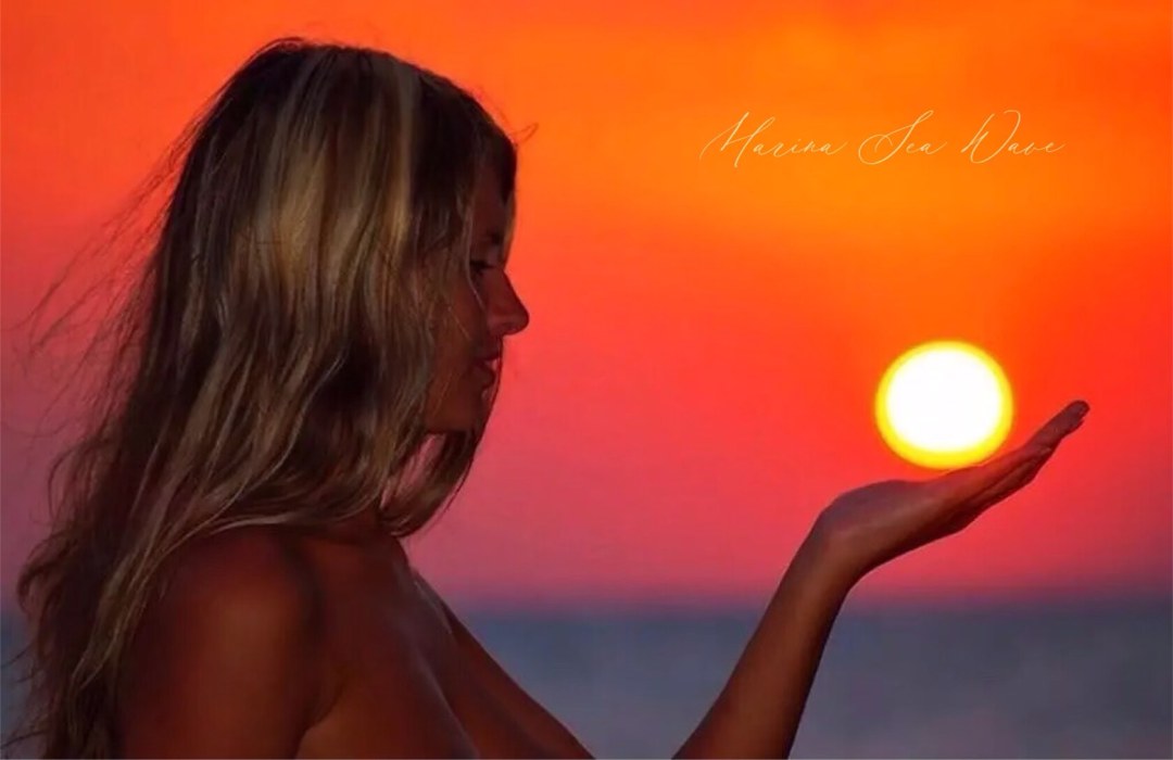 Desnudo en el fondo de la puesta de sol