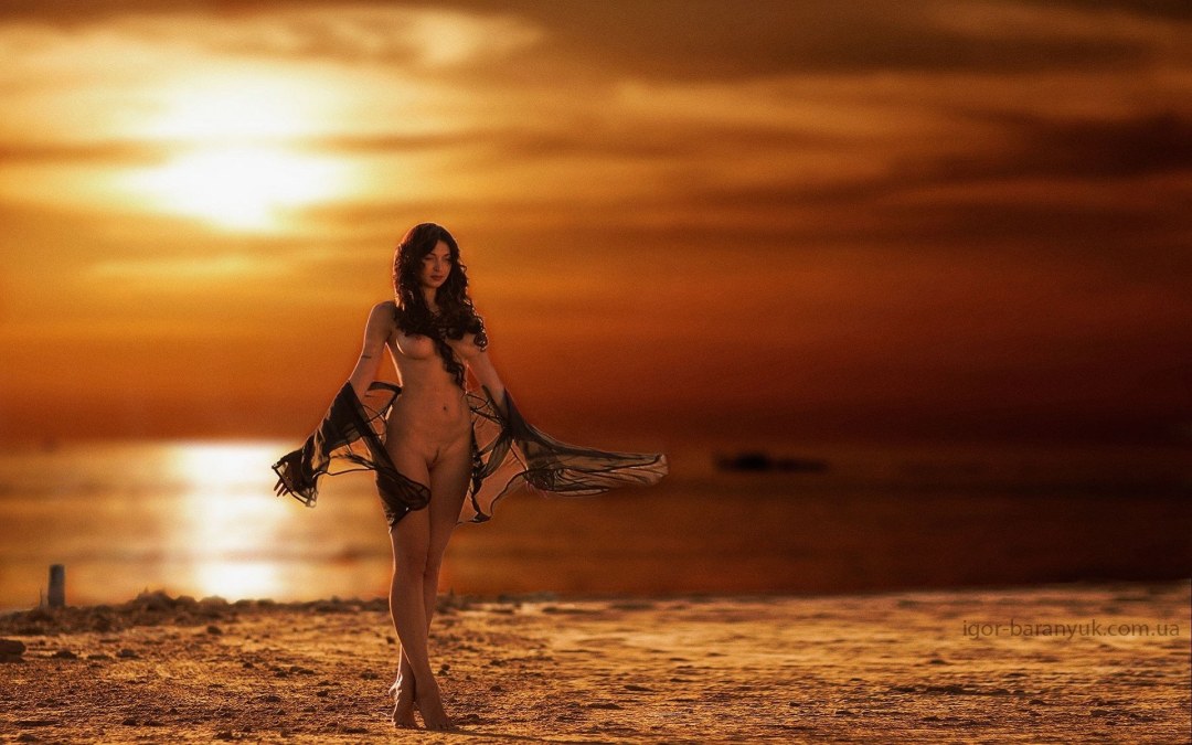 Desnudo en el fondo de la puesta de sol