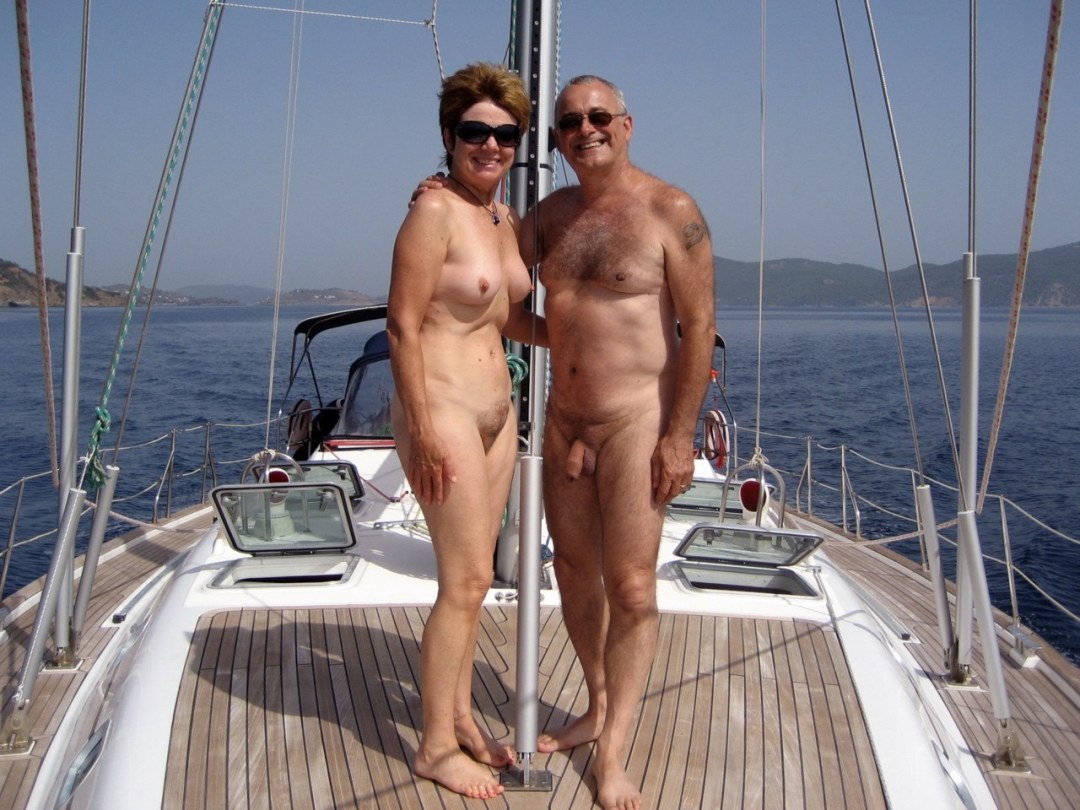 Esposa madura desnuda en un yate