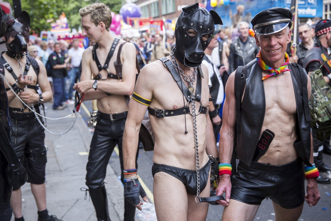 Homosexuales desnudos en el desfile gay