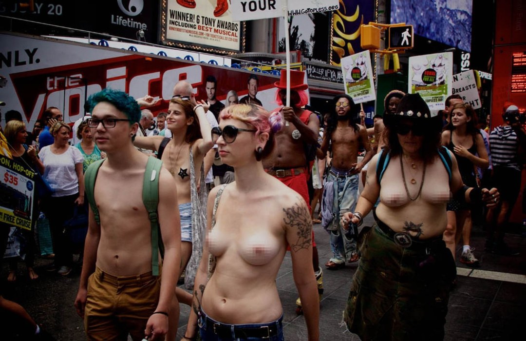 Desfile de mujeres con senos desnudos