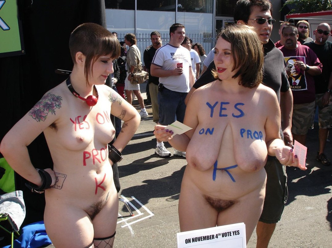 Tetas desnudas en el desfile del festival