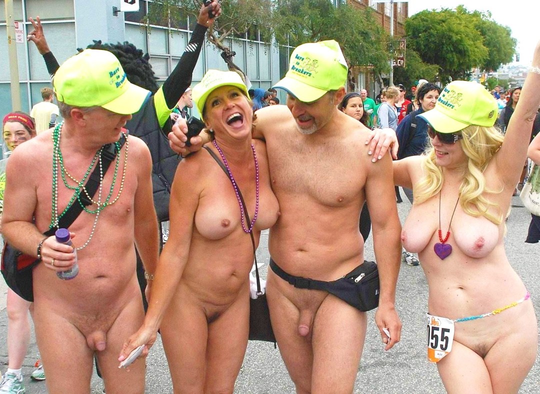 Desfile de mujeres hermosas desnudas