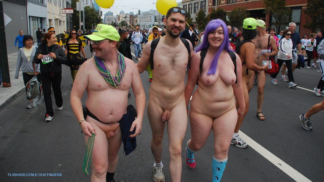 Desfile de hombres y mujeres desnudos