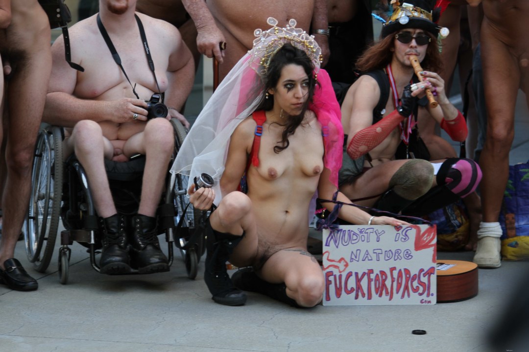 Mujeres desnudas en el festival