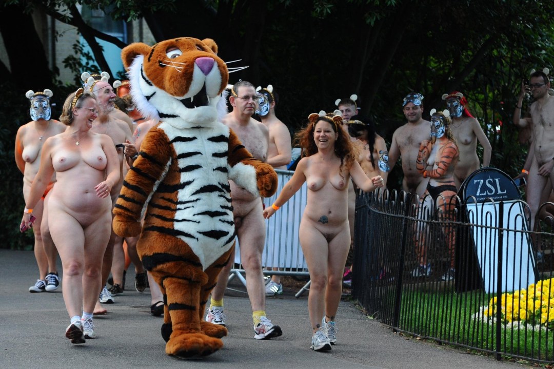 Desfile de personas desnudas en la calle