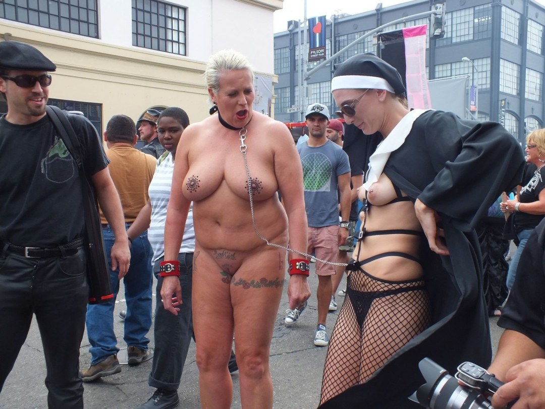 Desfile del festival de mujeres desnudas