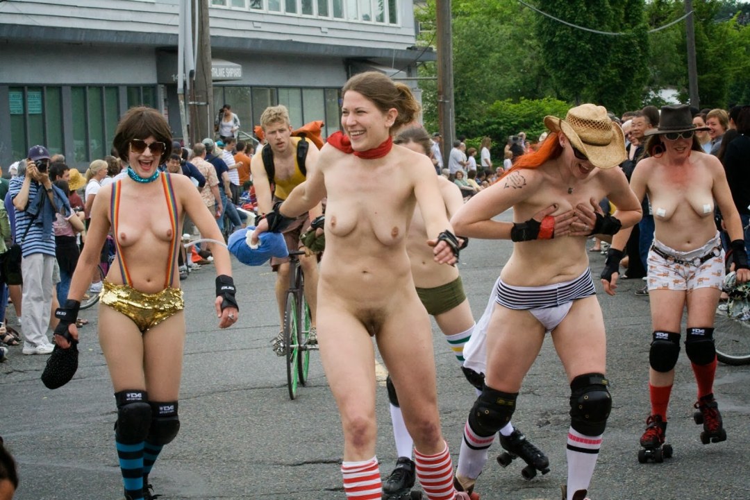 Desfile de hombres y mujeres desnudos