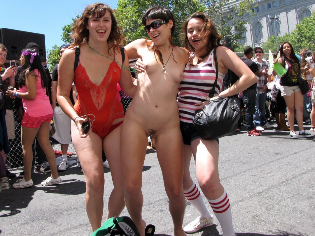 Festival de desnudos en público