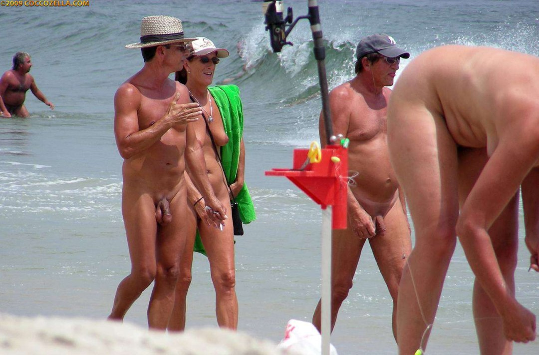 Erección aleatoria en una playa nudista