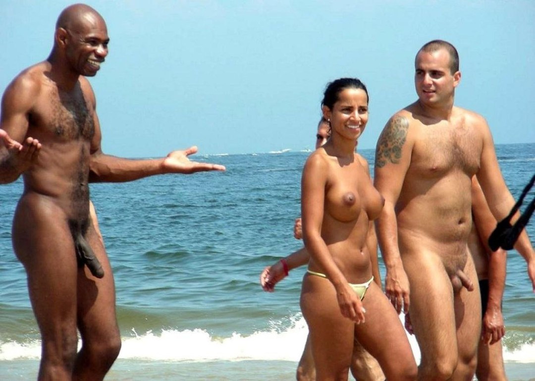 Hombres y mujeres desnudos en la playa