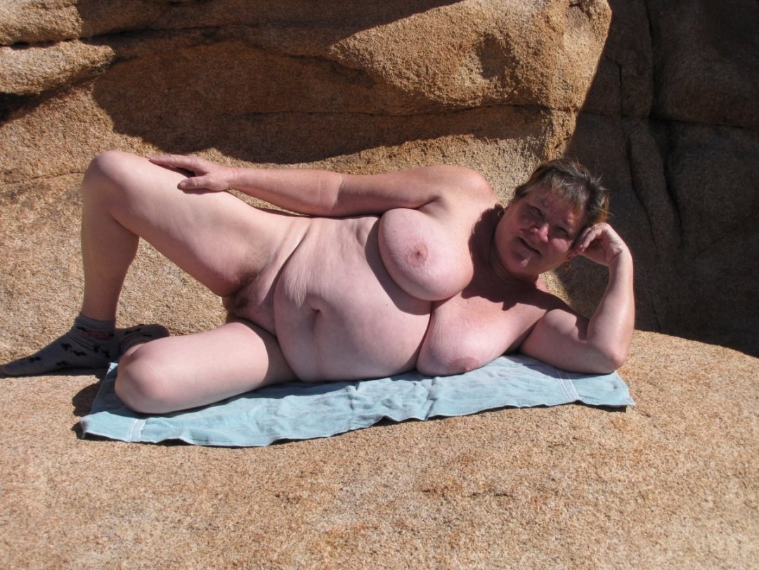 Mujeres desnudas gordas en la playa