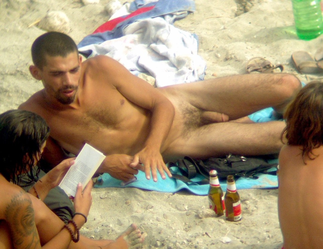 Mirando detrás de chicos desnudos