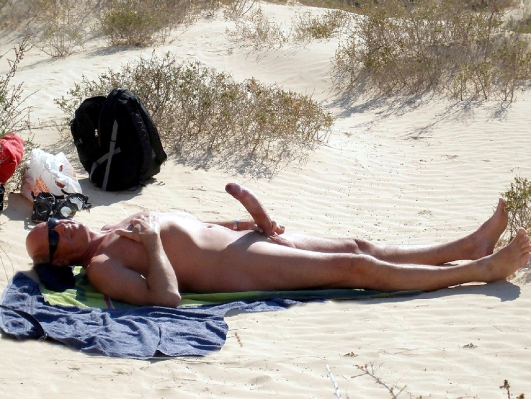 Erección en la playa nudic